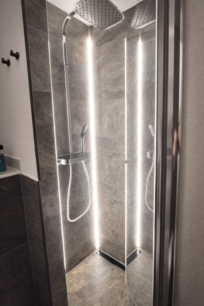 Badezimmer, Regendusche Stiegenstübchen - Ferienwohnung am Weinberg in Dresden