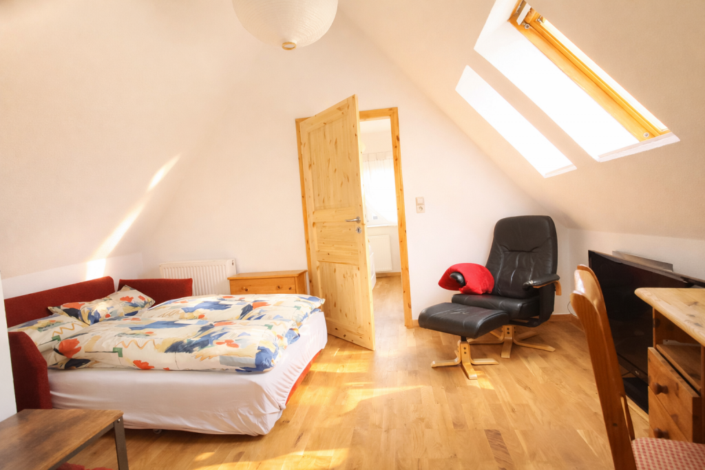 Wohnzimmer mit Schlafcouch im Stiegenstübchen - Ferienwohnung am Weinberg in Dresden