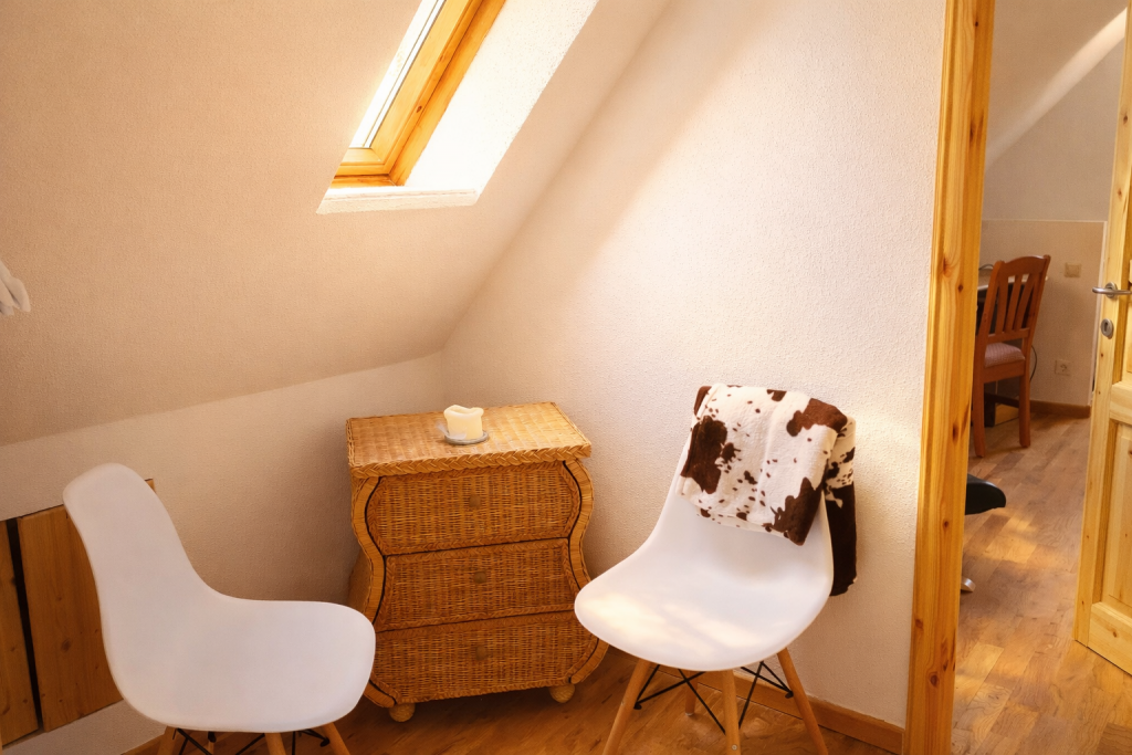 Schlafzimmer mit Sitzecke Stiegenstübchen - Ferienwohnung am Weinberg in Dresden